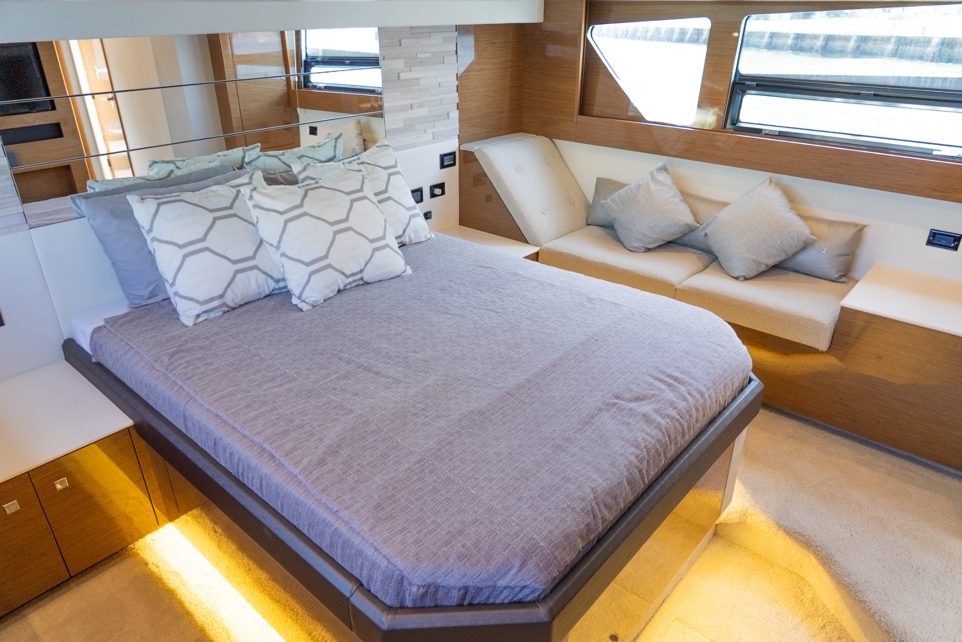 Yacht Photo 34
